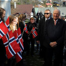 Norwegian students lined up with flags to greet the King and Queen (Photo: Radovan Stoklasa, Reuters / Scanpix)